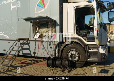 Klaipeda, Lituania - 11 agosto 2023: Un camion di trasmissione in diretta con il pannello laterale aperto, che rivela schermi e attrezzature per la produzione televisiva, sta Foto Stock