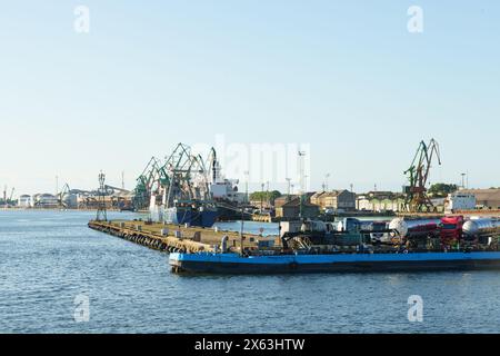 Klaipeda, Lituania - 11 agosto 2023: Una grande barca blu si sposta pacificamente sulla superficie di acqua calma. Foto Stock