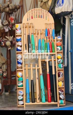 277 articoli da baseball - pipistrelli, palle - di tessuto cubano in vendita su un rack all'ingresso di un negozio di souvenir nella zona di Plaza Mayor Square. Trinidad-Cuba. Foto Stock