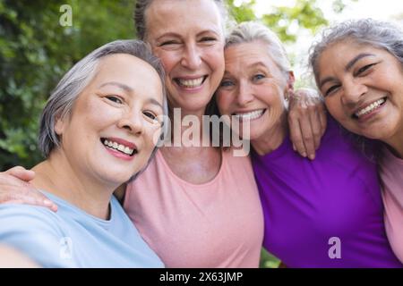 All'aperto, diverse amiche anziane sorridono insieme Foto Stock