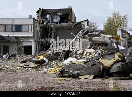 demolizione di un vecchio edificio scolastico in cemento Foto Stock