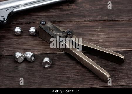 vecchio stampo di proiettili del west con proiettili per revolver. Isolato su sfondo bianco. Foto Stock