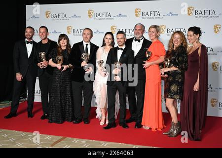 Royal Festival Hall, LONDRA, INGHILTERRA, Regno Unito - 12 MAGGIO 2024: Matt Willis, Scott Mills, Suzy Lamb, Julia Sanina, Lee Smithurst, Nikki Parsons, Emma Willis e la troupe di produzione posano con il Live Event Coverage Award per 'Eurovision Song Contest 2023' nella Winners Room durante i BAFTA Television Awards 2024 con P&o Cruises, Londra, Regno Unito. Credito: Vedi li/Picture Capital/Alamy Live News Foto Stock