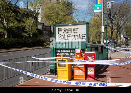 Al di fuori della Columbia University a Broadway i manifestanti parlano delle conseguenze contro Israele dovute alla continua distruzione di Gaza e alla morte di migliaia di civili palestinesi. Foto Stock