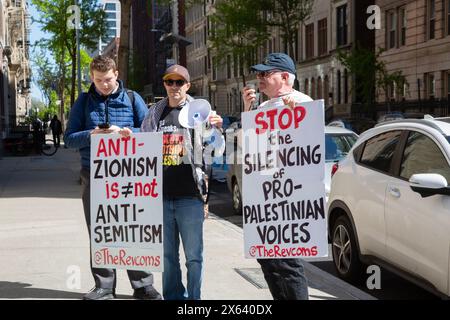 Al di fuori della Columbia University a Broadway i manifestanti parlano delle conseguenze contro Israele dovute alla continua distruzione di Gaza e alla morte di migliaia di civili palestinesi. Foto Stock