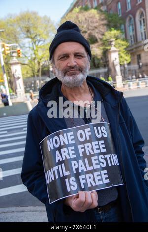 Al di fuori della Columbia University a Broadway i manifestanti parlano delle conseguenze contro Israele dovute alla continua distruzione di Gaza e alla morte di migliaia di civili palestinesi. Foto Stock