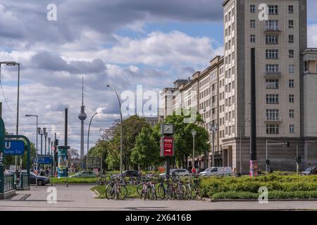 Edifici Frankfurter Tor, vista lungo Karl Marx Allee verso la torre della televisione a Berlino Friedrichshain, Germania, Europa Foto Stock