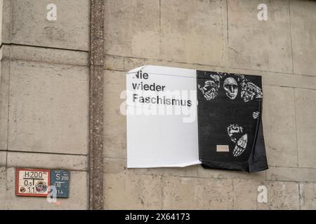 "Nie wieder Faschismus" (Nie wieder Faschismus) pensava che provocasse l'esposizione di manifesti politici alla Frankfurter Tor a Friedrichshain, Berlino, Germania, Europa Foto Stock