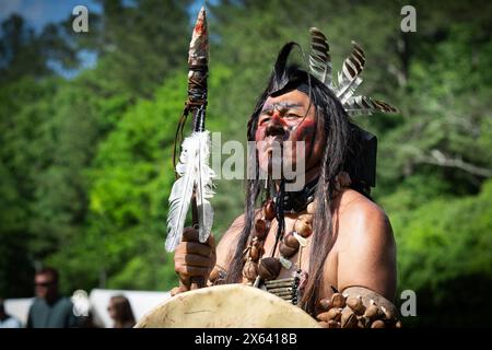 Canton, Georgia, Stati Uniti. 11 maggio 2024. Paco Cruz, della tribù Chichimeca in Messico, partecipa al Powwow e al festival dei nativi americani intertribali nella contea di Cherokee, Georgia. I Cherokee occuparono una patria comune nei monti Appalachi meridionali, nota in Georgia come Blue Ridge, compresa gran parte del terzo settentrionale della terra che sarebbe diventata la Georgia. (Immagine di credito: © Robin Rayne/ZUMA Press Wire) SOLO PER USO EDITORIALE! Non per USO commerciale! Foto Stock