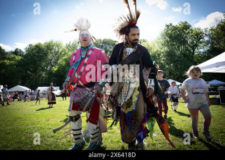 Canton, Georgia, Stati Uniti. 11 maggio 2024. Aaron Partin-Rogers e Chuck Mesteth della tribù Chippewa ballano durante il powwow e il festival dei nativi intertribali americani nella contea di Cherokee, Georgia. I Cherokee occuparono una patria comune nei monti Appalachi meridionali, nota in Georgia come Blue Ridge, compresa gran parte del terzo settentrionale della terra che sarebbe diventata la Georgia. (Immagine di credito: © Robin Rayne/ZUMA Press Wire) SOLO PER USO EDITORIALE! Non per USO commerciale! Foto Stock