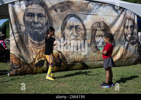 Canton, Georgia, Stati Uniti. 11 maggio 2024. Winter Wildcatt e Niyah Tisho, della band orientale della tribù Cherokee nella Carolina del Nord, si divertono al Powwow e al festival intertribale americano nella contea di Cherokee, Georgia. I Cherokee occuparono una patria comune nei monti Appalachi meridionali, nota in Georgia come Blue Ridge, compresa gran parte del terzo settentrionale della terra che sarebbe diventata la Georgia. (Immagine di credito: © Robin Rayne/ZUMA Press Wire) SOLO PER USO EDITORIALE! Non per USO commerciale! Foto Stock