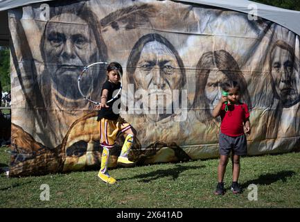 Canton, Georgia, Stati Uniti. 11 maggio 2024. Winter Wildcatt e Niyah Tisho, della band orientale della tribù Cherokee nella Carolina del Nord, si divertono al Powwow e al festival intertribale americano nella contea di Cherokee, Georgia. I Cherokee occuparono una patria comune nei monti Appalachi meridionali, nota in Georgia come Blue Ridge, compresa gran parte del terzo settentrionale della terra che sarebbe diventata la Georgia. (Immagine di credito: © Robin Rayne/ZUMA Press Wire) SOLO PER USO EDITORIALE! Non per USO commerciale! Foto Stock