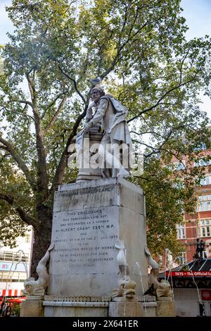 Statua in marmo di William Shakespeare eretta nel 1874 nei Leicester Square Gardens Londra Inghilterra, Regno Unito, 2023 Foto Stock