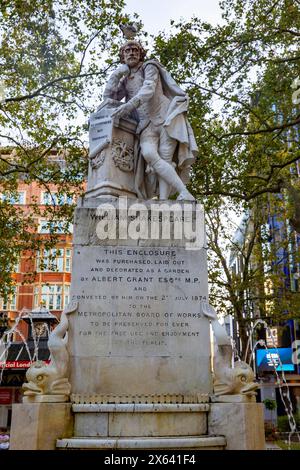 Statua in marmo di William Shakespeare eretta nel 1874 nei Leicester Square Gardens Londra Inghilterra, Regno Unito, 2023 Foto Stock