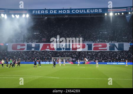 I tifosi del Paris Saint-Germain fanno il tifo per la loro squadra durante la partita di calcio francese L1 tra il Paris Saint-Germain e il Toulouse FC allo stadio Parc des Princes di Parigi il 12 maggio 2024. Foto di Firas Abdullah/ABACAPRESS. COM credito: Abaca Press/Alamy Live News Foto Stock