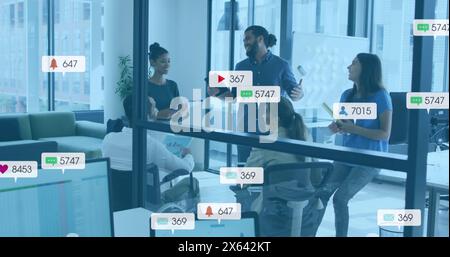 Immagine di barre di notifica su diversi colleghi che condividono idee in ufficio Foto Stock