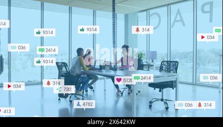 Immagine di barre di notifica su diversi colleghi che discutono i rapporti durante una riunione Foto Stock