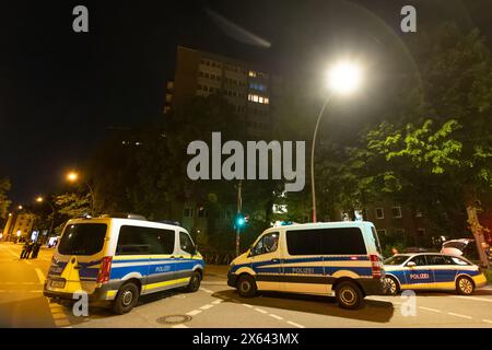 Amburgo, Germania. 12 maggio 2024. I servizi di emergenza si trovano di fronte a un alto edificio nel quartiere di Altona dopo che un uomo con un'arma da fuoco ha attivato un'operazione su larga scala. Credito: Bodo Marks/dpa/Alamy Live News Foto Stock