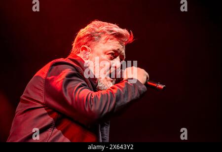 Leeds, Regno Unito. 12 maggio 2024. Guy Garvey, cantante della rock band inglese Elbow, che suona un concerto dal vivo in una ricca Leeds Arena. Questo è il primo tour della band nell'arena dal 2018 e accompagna il pranzo del decimo album in studio degli Elbow. Crediti: ernesto rogata/Alamy Live News Foto Stock