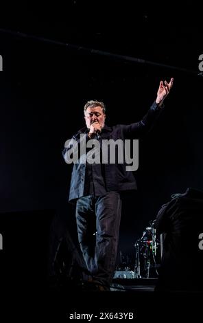 Leeds, Regno Unito. 12 maggio 2024. Guy Garvey, cantante della rock band inglese Elbow, che suona un concerto dal vivo in una ricca Leeds Arena. Questo è il primo tour della band nell'arena dal 2018 e accompagna il pranzo del decimo album in studio degli Elbow. Crediti: ernesto rogata/Alamy Live News Foto Stock