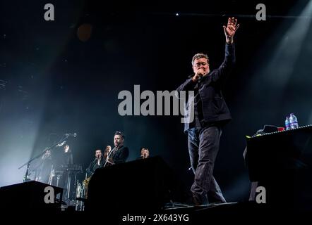 Leeds, Regno Unito. 12 maggio 2024. Gruppo rock inglese Elbow, che suona un concerto dal vivo in una ricca Leeds Arena. Questo è il primo tour della band nell'arena dal 2018 e accompagna il pranzo del decimo album in studio degli Elbow. Crediti: ernesto rogata/Alamy Live News Foto Stock