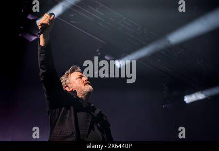 Leeds, Regno Unito. 12 maggio 2024. Guy Garvey, cantante della rock band inglese Elbow, che suona un concerto dal vivo in una ricca Leeds Arena. Questo è il primo tour della band nell'arena dal 2018 e accompagna il pranzo del decimo album in studio degli Elbow. Crediti: ernesto rogata/Alamy Live News Foto Stock