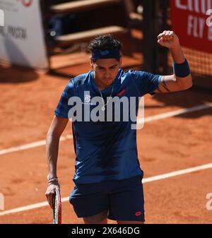 Roma, Italia. 12 maggio 2024. Alejandro Tabilo del Cile reagisce durante il terzo turno maschile contro Novak Djokovic di Serbia all'Open d'Italia di Roma, 12 maggio 2024. Crediti: Li Jing/Xinhua/Alamy Live News Foto Stock