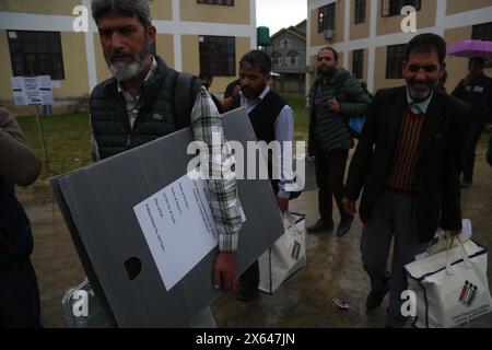 12 maggio 2024, Pulwama, Jammu e Kashmir, India: Squadre elettorali parlamentari sono state inviate da Pulwama ai rispettivi seggi elettorali. Con tutte le disposizioni in vigore, il voto per la quarta fase delle elezioni in corso per Lok Sabha è pronto per iniziare il 13 maggio nella circoscrizione parlamentare 2-Srinagar (PC). Un totale di 17, 47.810 elettori lakh sono stati iscritti alla fase IV, tra cui 8, 75.938 elettori maschi e 8, 71.808 elettori femminili oltre a 64 elettorati di terzo genere. Ci sono circa 11682 persone con disabilità e 705 persone di età superiore ai 100 anni che saranno anche sottoposti a sforzo Foto Stock
