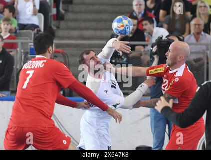 Vienna, Austria. 12 maggio 2024. Irakli Kbilashvili (C) della Georgia gareggia durante l'IHF Men's World Championship European Qualification match 2025 tra Austria e Georgia a Vienna, Austria, il 12 maggio 2024. Credito: He Canling/Xinhua/Alamy Live News Foto Stock