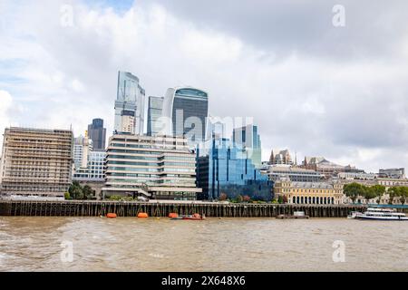 Skyline della città di Londra, Old Billingsgate Fish Market accanto all'edificio blu e Custom House con Walkie talkie Building dietro Londra, Inghilterra Foto Stock