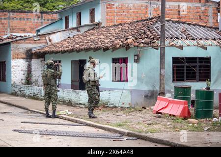 Jamundi, Colombia. 12 maggio 2024. La polizia e l'esercito colombiano prendono parte all'indomani di un attacco di granate contro una stazione di polizia a Poterito, Jamundi, Colombia, il 12 maggio 2024, che non ha lasciato alcun ferito o morte dopo che l'attacco è stato presumibilmente attribuito al fronte EMC - FARC Jaime Martinez. Foto di: Sebastian Marmolejo/Long Visual Press credito: Long Visual Press/Alamy Live News Foto Stock