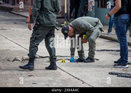 Jamundi, Colombia. 12 maggio 2024. La polizia e l'esercito colombiano prendono parte all'indomani di un attacco di granate contro una stazione di polizia a Poterito, Jamundi, Colombia, il 12 maggio 2024, che non ha lasciato alcun ferito o morte dopo che l'attacco è stato presumibilmente attribuito al fronte EMC - FARC Jaime Martinez. Foto di: Sebastian Marmolejo/Long Visual Press credito: Long Visual Press/Alamy Live News Foto Stock