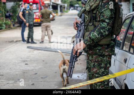 Jamundi, Colombia. 12 maggio 2024. La polizia e l'esercito colombiano prendono parte all'indomani di un attacco di granate contro una stazione di polizia a Poterito, Jamundi, Colombia, il 12 maggio 2024, che non ha lasciato alcun ferito o morte dopo che l'attacco è stato presumibilmente attribuito al fronte EMC - FARC Jaime Martinez. Foto di: Sebastian Marmolejo/Long Visual Press credito: Long Visual Press/Alamy Live News Foto Stock