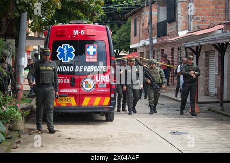 Jamundi, Colombia. 12 maggio 2024. La polizia e l'esercito colombiano prendono parte all'indomani di un attacco di granate contro una stazione di polizia a Poterito, Jamundi, Colombia, il 12 maggio 2024, che non ha lasciato alcun ferito o morte dopo che l'attacco è stato presumibilmente attribuito al fronte EMC - FARC Jaime Martinez. Foto di: Sebastian Marmolejo/Long Visual Press credito: Long Visual Press/Alamy Live News Foto Stock