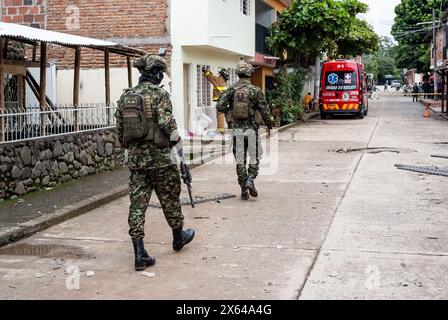 Jamundi, Colombia. 12 maggio 2024. La polizia e l'esercito colombiano prendono parte all'indomani di un attacco di granate contro una stazione di polizia a Poterito, Jamundi, Colombia, il 12 maggio 2024, che non ha lasciato alcun ferito o morte dopo che l'attacco è stato presumibilmente attribuito al fronte EMC - FARC Jaime Martinez. Foto di: Sebastian Marmolejo/Long Visual Press credito: Long Visual Press/Alamy Live News Foto Stock