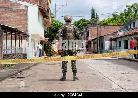 Jamundi, Colombia. 12 maggio 2024. La polizia e l'esercito colombiano prendono parte all'indomani di un attacco di granate contro una stazione di polizia a Poterito, Jamundi, Colombia, il 12 maggio 2024, che non ha lasciato alcun ferito o morte dopo che l'attacco è stato presumibilmente attribuito al fronte EMC - FARC Jaime Martinez. Foto di: Sebastian Marmolejo/Long Visual Press credito: Long Visual Press/Alamy Live News Foto Stock