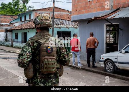 Jamundi, Colombia. 12 maggio 2024. La polizia e l'esercito colombiano prendono parte all'indomani di un attacco di granate contro una stazione di polizia a Poterito, Jamundi, Colombia, il 12 maggio 2024, che non ha lasciato alcun ferito o morte dopo che l'attacco è stato presumibilmente attribuito al fronte EMC - FARC Jaime Martinez. Foto di: Sebastian Marmolejo/Long Visual Press credito: Long Visual Press/Alamy Live News Foto Stock