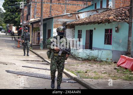 Jamundi, Colombia. 12 maggio 2024. La polizia e l'esercito colombiano prendono parte all'indomani di un attacco di granate contro una stazione di polizia a Poterito, Jamundi, Colombia, il 12 maggio 2024, che non ha lasciato alcun ferito o morte dopo che l'attacco è stato presumibilmente attribuito al fronte EMC - FARC Jaime Martinez. Foto di: Sebastian Marmolejo/Long Visual Press credito: Long Visual Press/Alamy Live News Foto Stock