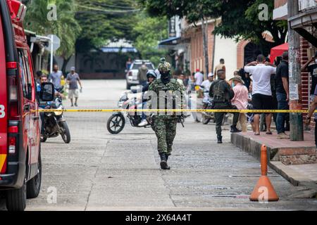 Jamundi, Colombia. 12 maggio 2024. La polizia e l'esercito colombiano prendono parte all'indomani di un attacco di granate contro una stazione di polizia a Poterito, Jamundi, Colombia, il 12 maggio 2024, che non ha lasciato alcun ferito o morte dopo che l'attacco è stato presumibilmente attribuito al fronte EMC - FARC Jaime Martinez. Foto di: Sebastian Marmolejo/Long Visual Press credito: Long Visual Press/Alamy Live News Foto Stock