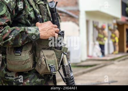 Jamundi, Colombia. 12 maggio 2024. La polizia e l'esercito colombiano prendono parte all'indomani di un attacco di granate contro una stazione di polizia a Poterito, Jamundi, Colombia, il 12 maggio 2024, che non ha lasciato alcun ferito o morte dopo che l'attacco è stato presumibilmente attribuito al fronte EMC - FARC Jaime Martinez. Foto di: Sebastian Marmolejo/Long Visual Press credito: Long Visual Press/Alamy Live News Foto Stock