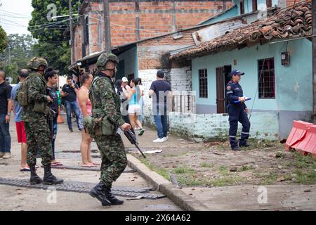 Jamundi, Colombia. 12 maggio 2024. La polizia e l'esercito colombiano prendono parte all'indomani di un attacco di granate contro una stazione di polizia a Poterito, Jamundi, Colombia, il 12 maggio 2024, che non ha lasciato alcun ferito o morte dopo che l'attacco è stato presumibilmente attribuito al fronte EMC - FARC Jaime Martinez. Foto di: Sebastian Marmolejo/Long Visual Press credito: Long Visual Press/Alamy Live News Foto Stock