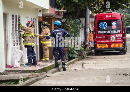 Jamundi, Colombia. 12 maggio 2024. La polizia e l'esercito colombiano prendono parte all'indomani di un attacco di granate contro una stazione di polizia a Poterito, Jamundi, Colombia, il 12 maggio 2024, che non ha lasciato alcun ferito o morte dopo che l'attacco è stato presumibilmente attribuito al fronte EMC - FARC Jaime Martinez. Foto di: Sebastian Marmolejo/Long Visual Press credito: Long Visual Press/Alamy Live News Foto Stock