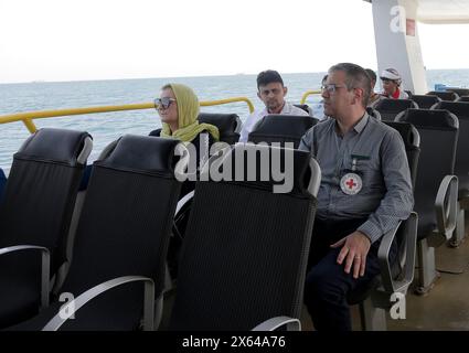 Hodeidah. 12 maggio 2024. Questa foto scattata il 12 maggio 2024 mostra i membri di una delegazione del Comitato internazionale della Croce Rossa (CICR) su una nave diretta al Galaxy leader vicino al porto di Hodeidah nello Yemen occidentale. Una delegazione del Comitato internazionale della Croce Rossa (CICR) ha visitato domenica il Galaxy leader, un vettore di veicoli dirottato dal gruppo Houthi, e ha incontrato il suo equipaggio vicino alla città portuale di Hodeidah, nello Yemen occidentale. PER ANDARE CON la delegazione della Croce Rossa internazionale visita l'equipaggio della nave dirottata nello Yemen credito: Mohammed Mohammed/Xinhua/Alamy Live News Foto Stock