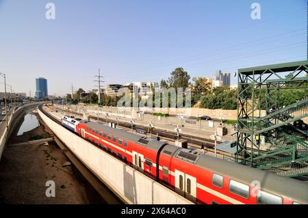 Stazione ferroviaria di Hashalom presso la superstrada Ayalon a Tel-Aviv, Israele. Foto Stock