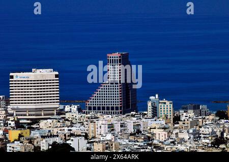 Una vista dell'edificio della torre dell'Opera e dell'edificio Migdalor a Tel-Aviv, Israele. Foto Stock