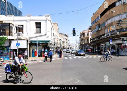 Il trafficato incrocio tra Herzel Street e Derech Jaffa Street nel sud di Tel-Aviv, Israele. Foto Stock