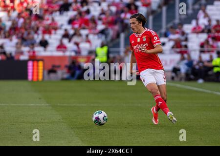 Lisbona, Portogallo. 12 maggio 2024. Alvaro Carreras della SL Benfica visto in azione durante la partita di calcio Betclic della Liga Portugal tra SL Benfica e FC Arouca all'Estadio da Luz Stadium. (Punteggio finale: SL Benfica 5 - 0 FC Arouca) credito: SOPA Images Limited/Alamy Live News Foto Stock