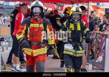 12) Vigili del fuoco Stairrun Berlin 2024 - Feuerwehrleute aus 11 Nationen beteiligen sich an dem Wettkampf, bei dem die Feuerwehrtrupps in voller Ausrüstung gegen die Zeit die 36 Stockwerke des Berliner Hotels Park Inn erklimmen müssen. / 12th Firefighter Stairrun Berlin 2024 - al concorso partecipano vigili del fuoco provenienti da 11 nazioni, in cui le squadre antincendio devono scalare i 36 piani del Park Inn Hotel di Berlino contro il tempo, con equipaggiamento completo. 12) Vigili del fuoco Stairrun Berlino 2024 *** 12 Vigili del fuoco Stairrun Berlino 2024 Vigili del fuoco provenienti da 11 nazioni partecipano al concorso, a cui partecipano Foto Stock