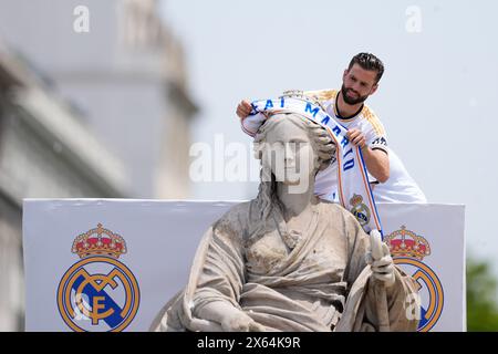 Nacho Fernandez festeggia in cima alla fontana durante la celebrazione del Real Madrid a Plaza de Cibeles per il suo 36° titolo del campionato spagnolo il 12 maggio 2024 a Madrid, Spagna Foto Stock