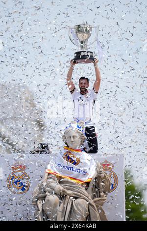 Nacho Fernandez festeggia in cima alla fontana con il trofeo durante la celebrazione del Real Madrid a Plaza de Cibeles per il suo 36° titolo del campionato spagnolo il 12 maggio 2024 a Madrid, Spagna Foto Stock